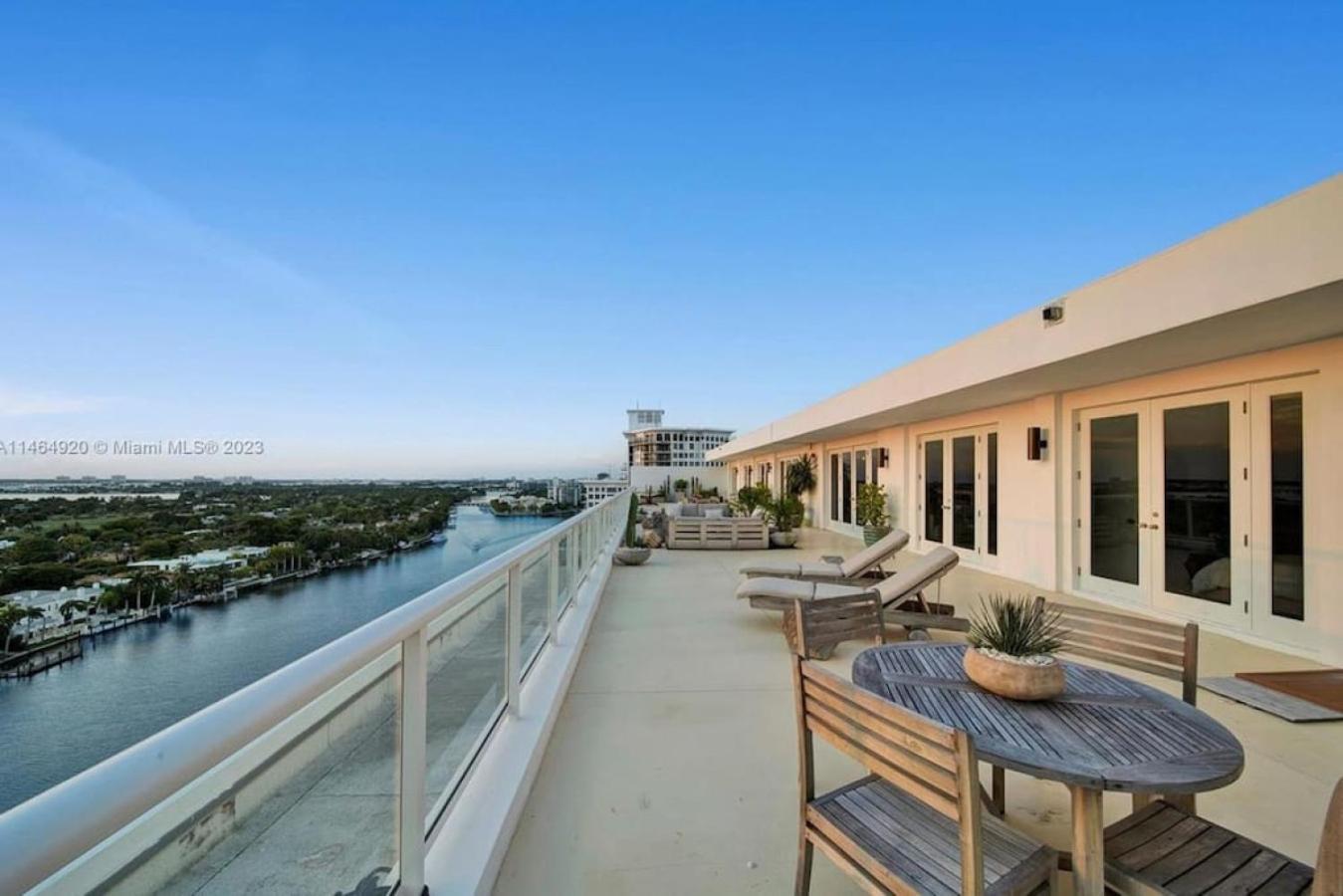 Exquisite 3b Penthouse W Huge Overlooking Terrace Holiday home Miami Beach