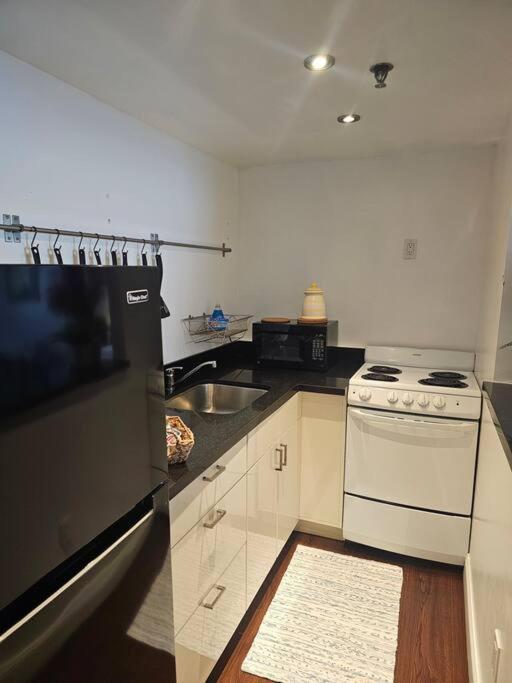 Great 1bedroom Renovated 1 Minute From The Beach Apartment *