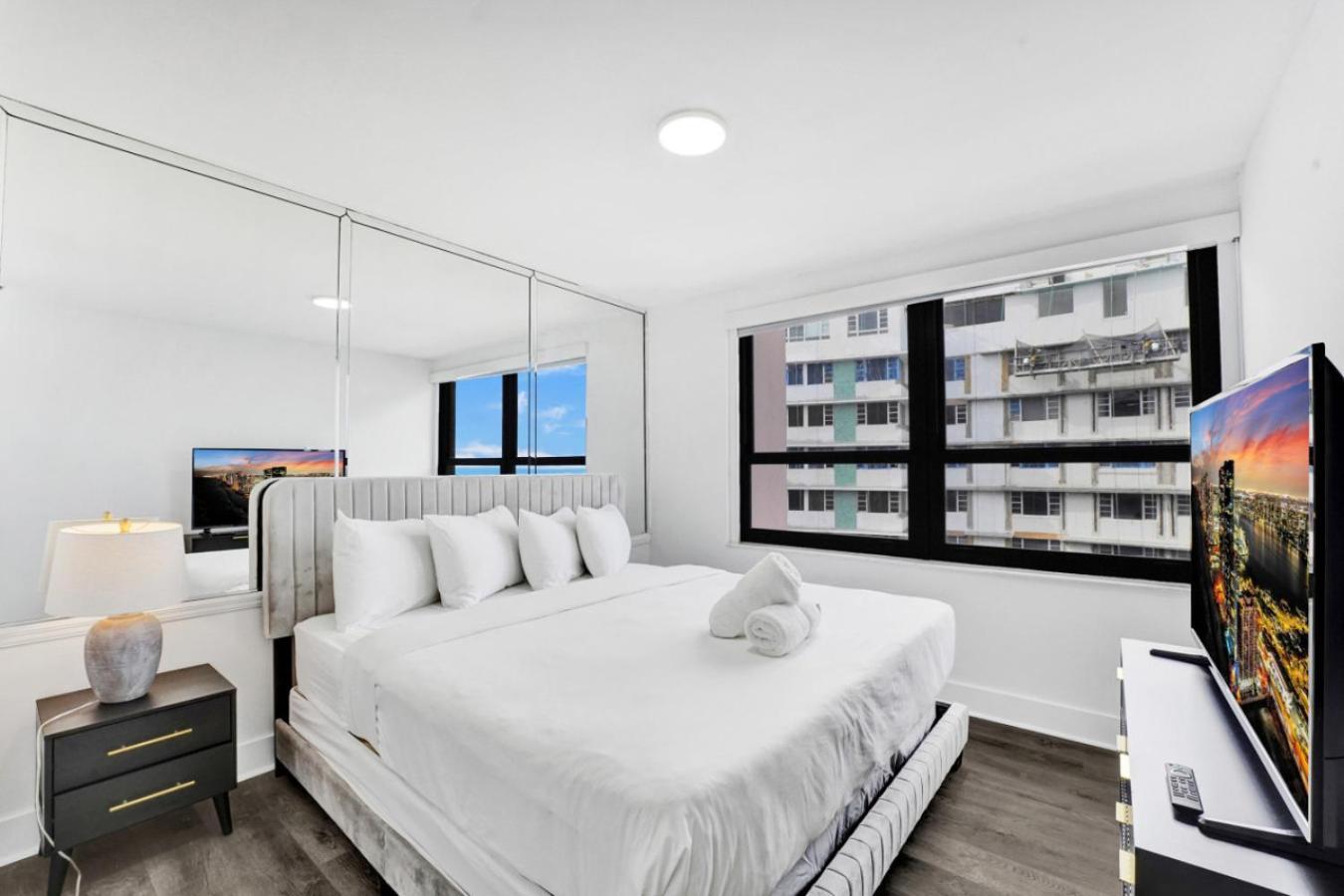 Beautiful Oceanside Retreat With Service 1606