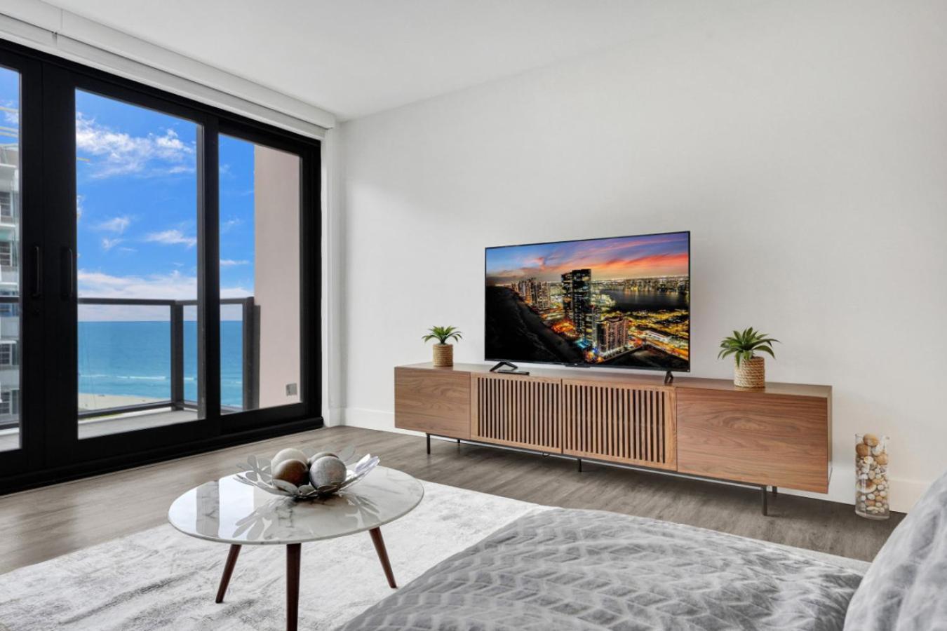 Apartment Beautiful Oceanside Retreat With Service 1606