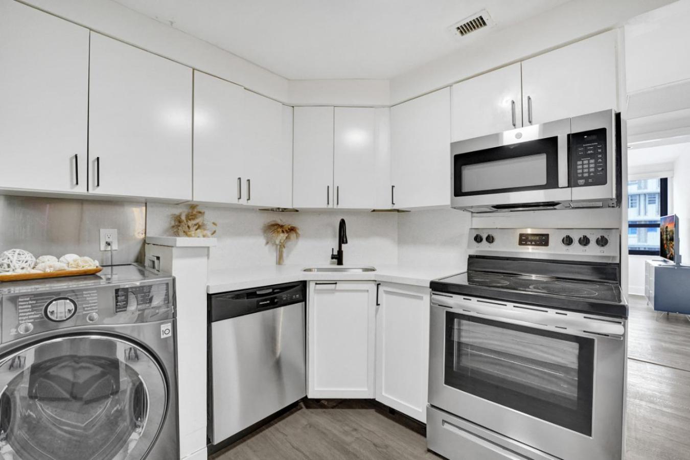 Apartment Beautiful Oceanside Retreat With Service 1606