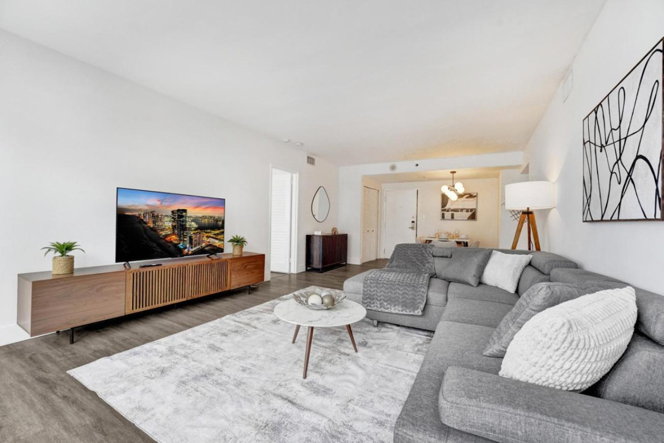 Beautiful Oceanside Retreat With Service 1606 Apartment *