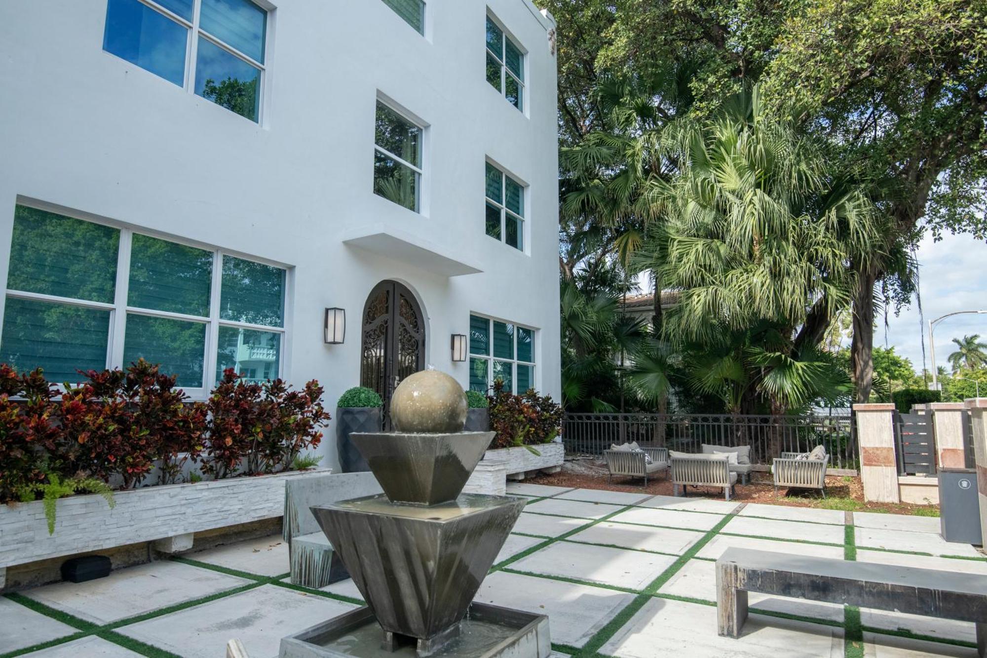 Hotel Renzzi On The Miami Beach