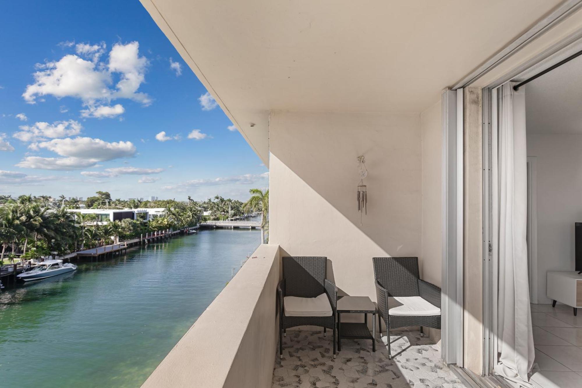 Bay Harbor Sunset 5c Apartment