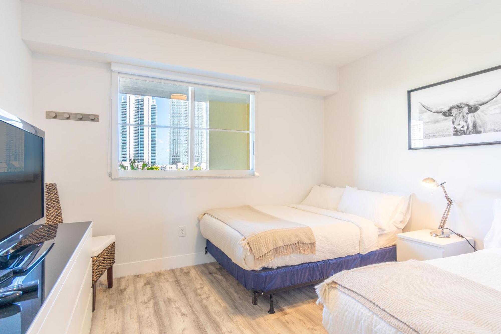 Golden Bay 66 * Miami Beach