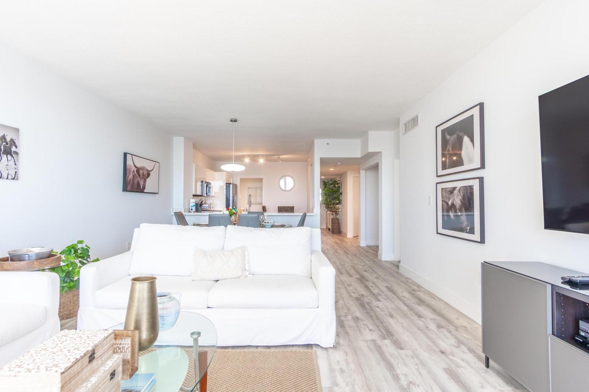 Golden Bay 66 * Miami Beach