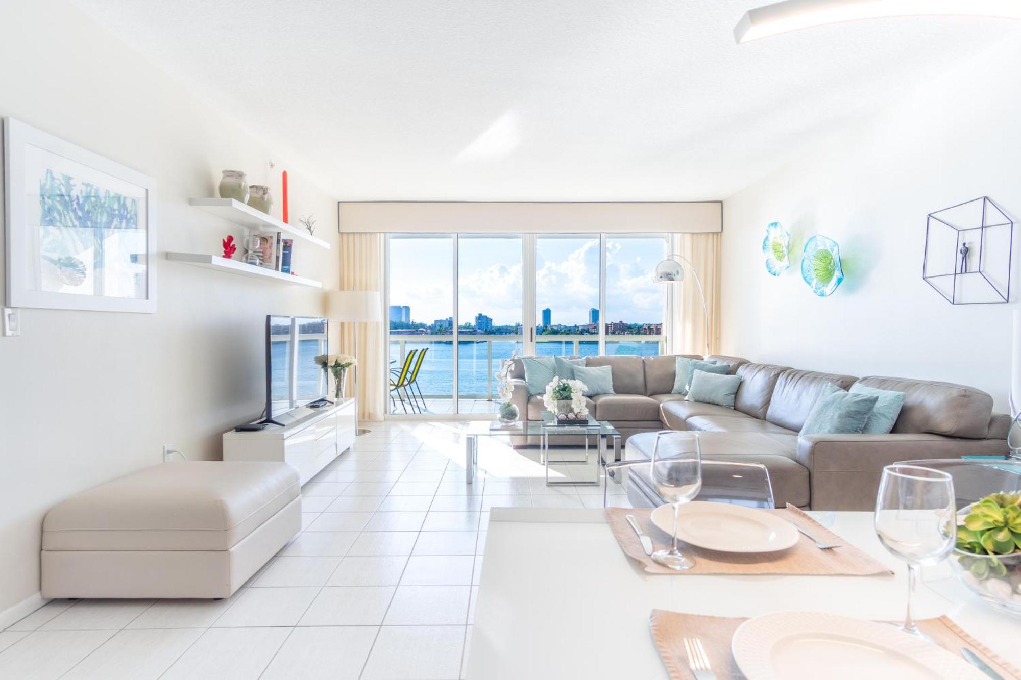 Golden Bay 56 * Miami Beach