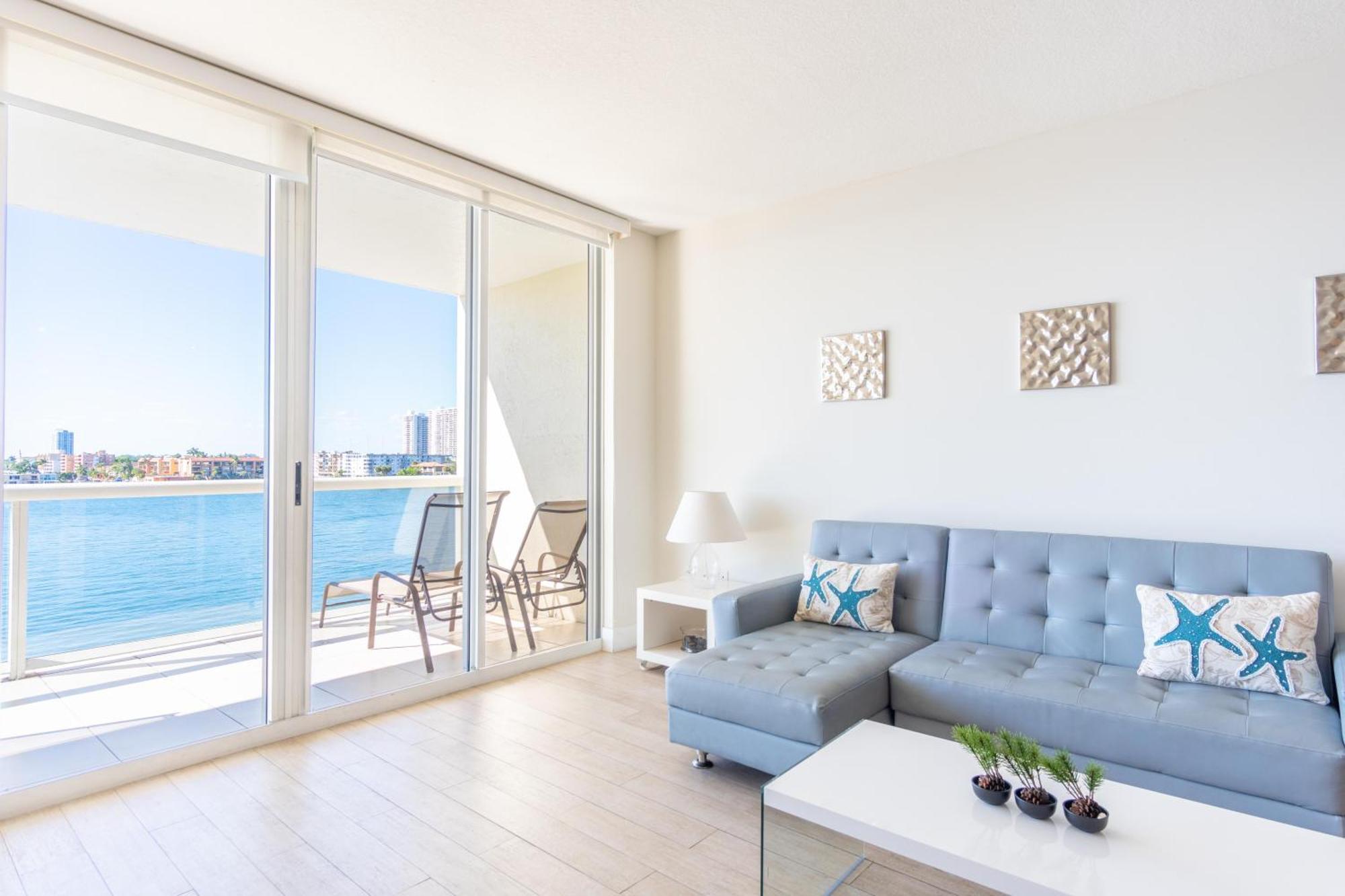 Golden Bay 58 * Miami Beach