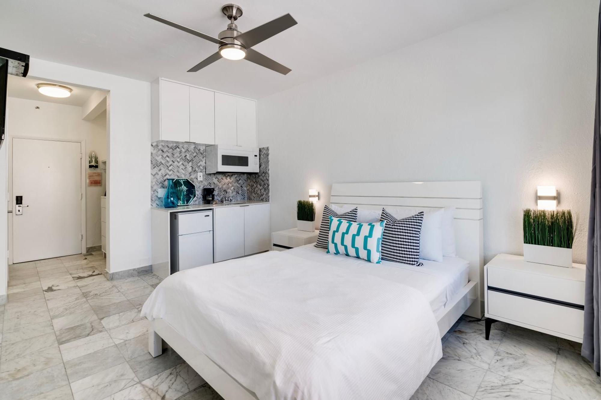 Location By The ! Free Wifi - Tv - Amenities * Miami Beach