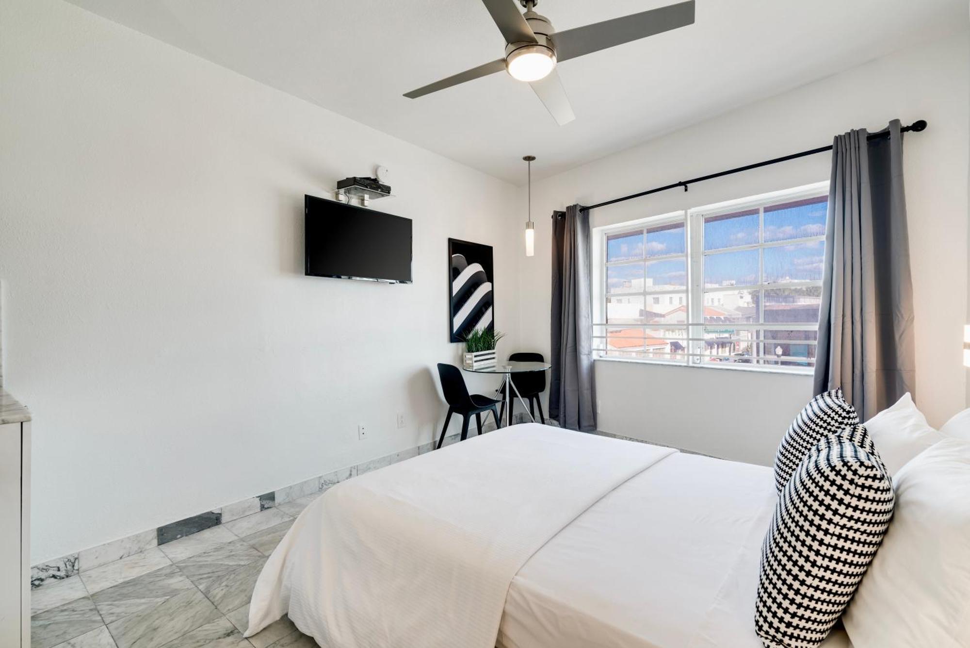 Location By The ! Free Wifi - Tv - Amenities *