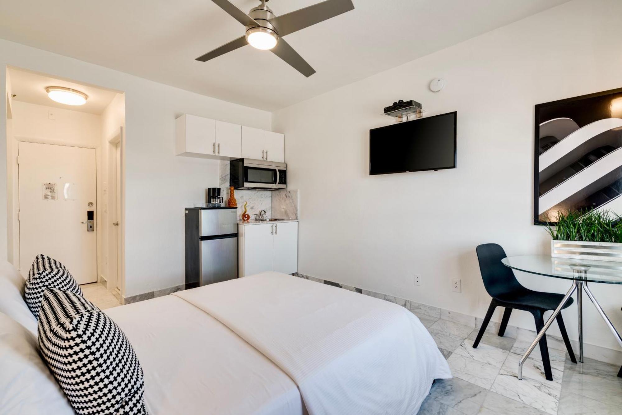 Location By The ! Free Wifi - Tv - Amenities * Miami Beach