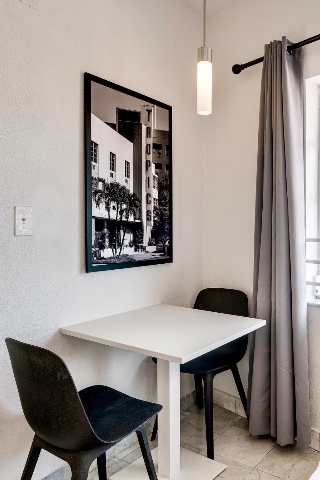 Location By The ! Free Wifi - Tv - Amenities