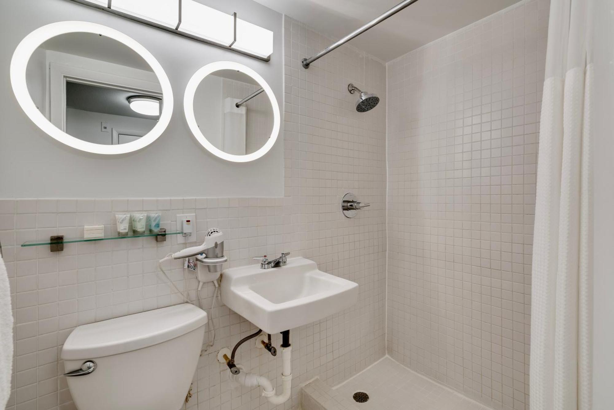 Location By The ! Free Wifi - Tv - Amenities * Miami Beach