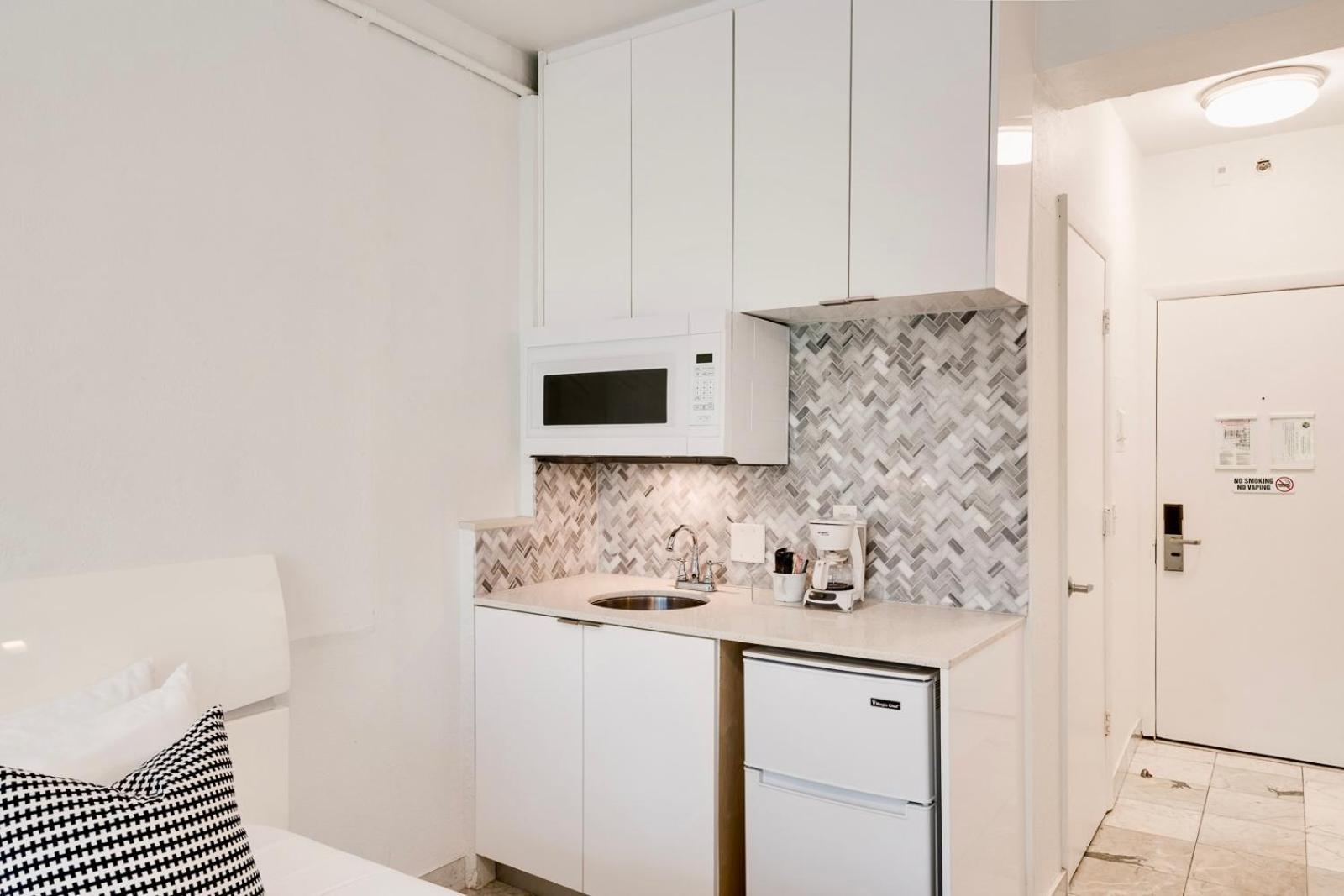 Location By The ! Free Wifi - Tv - Amenities * Miami Beach