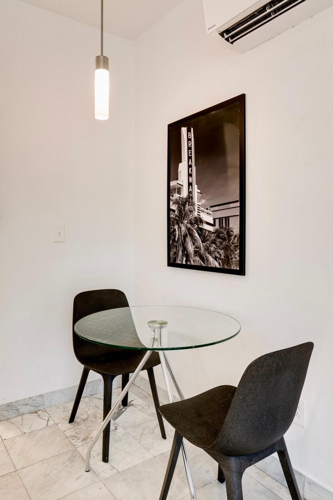 Location By The ! Free Wifi - Tv - Amenities *