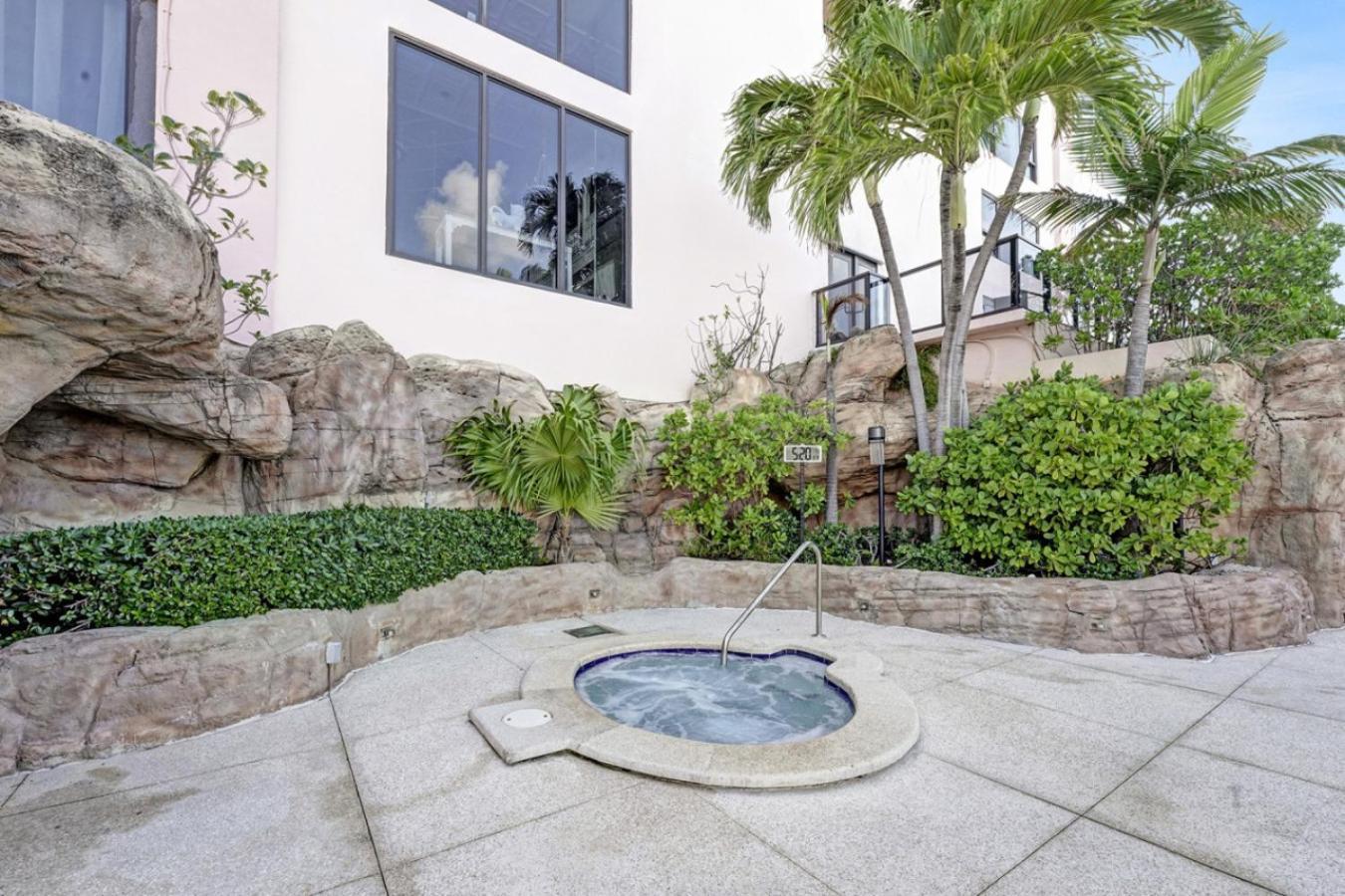 Luxury With Exclusive Amenities 1016 *