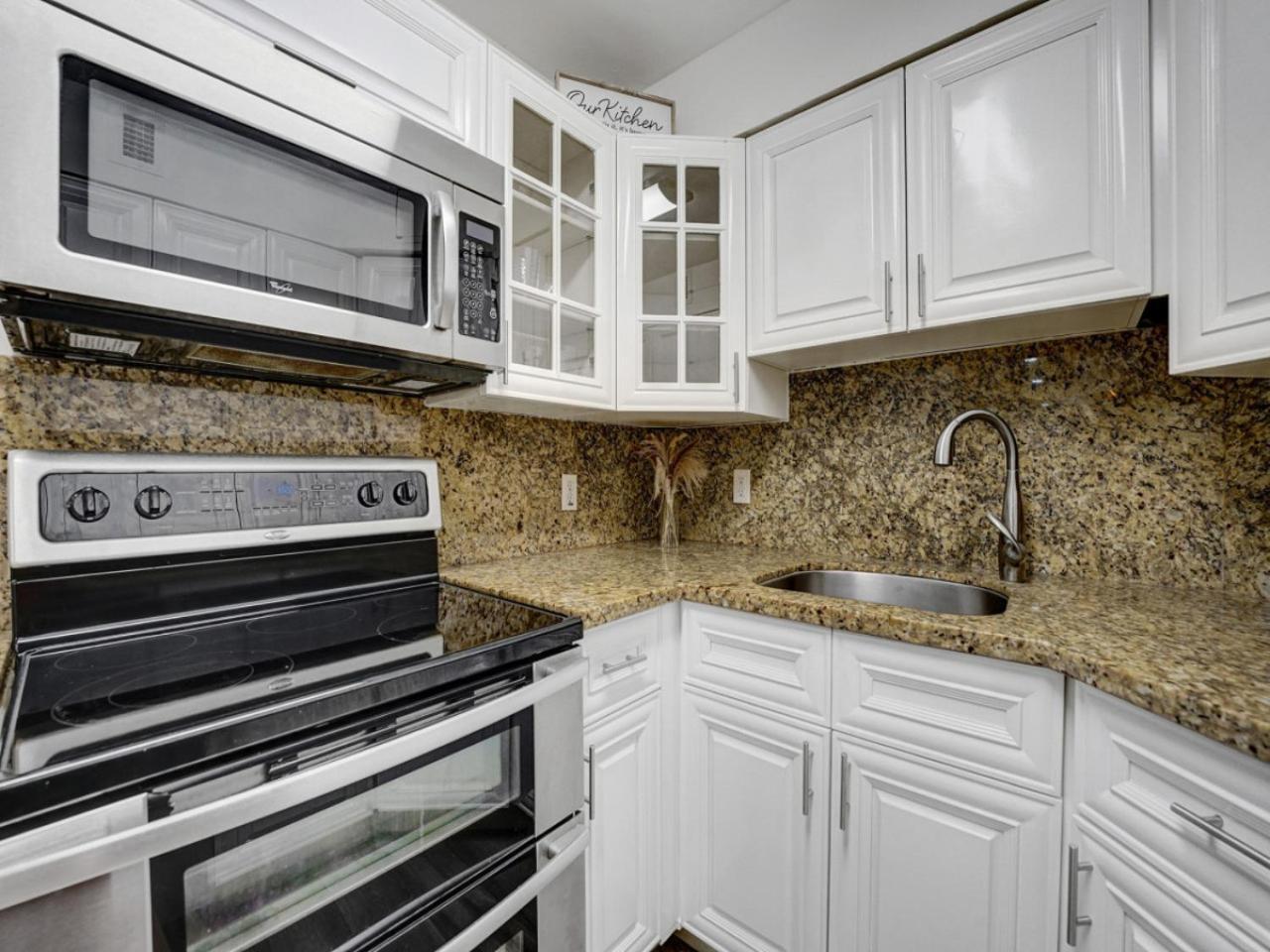 Luxury With Exclusive Amenities 1016 *