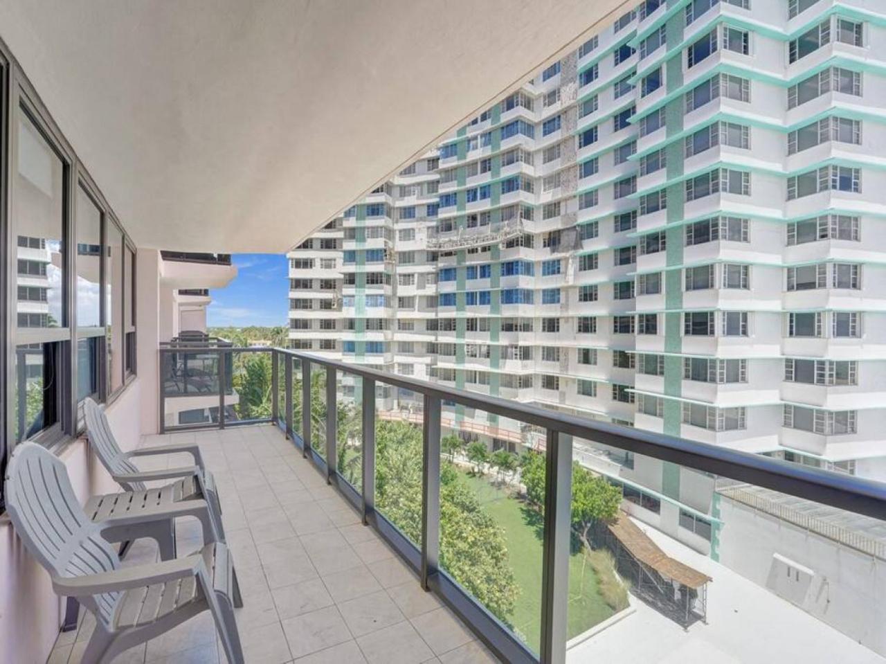 Stunning 2-bedroom With Exclusive Amenities, Pool And Gym 704 * Miami Beach