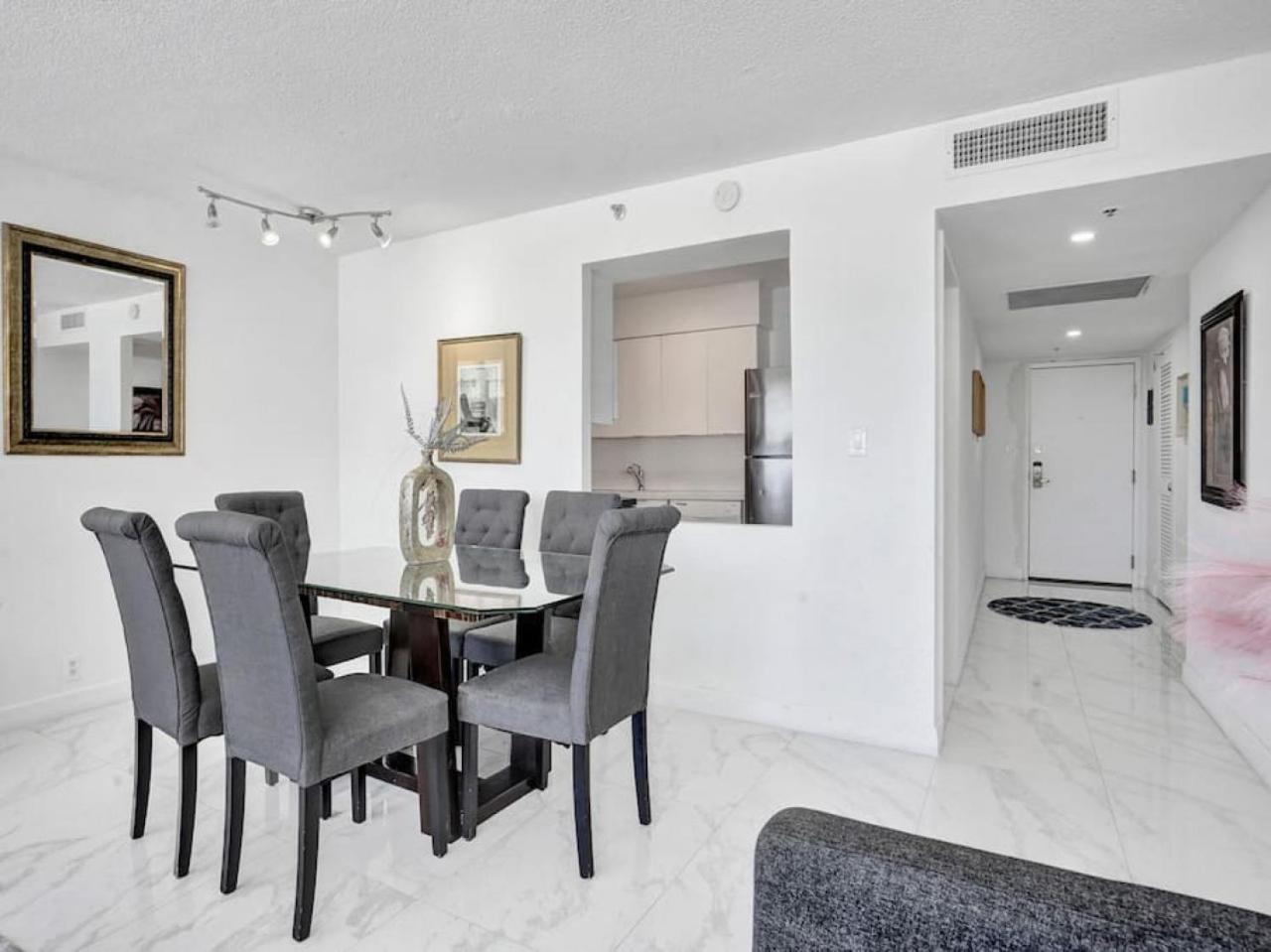 Stunning 2-bedroom With Exclusive Amenities, Pool And Gym 704 Apartment