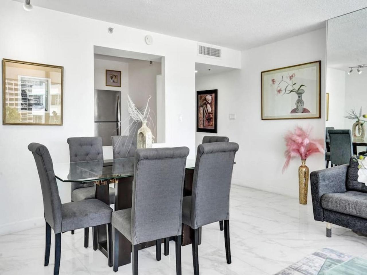 Apartment Stunning 2-bedroom With Exclusive Amenities, Pool And Gym 704 *