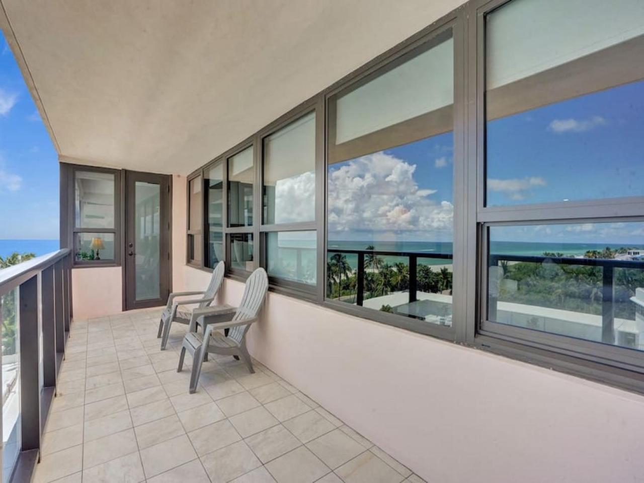 Apartment Stunning 2-bedroom With Exclusive Amenities, Pool And Gym 704