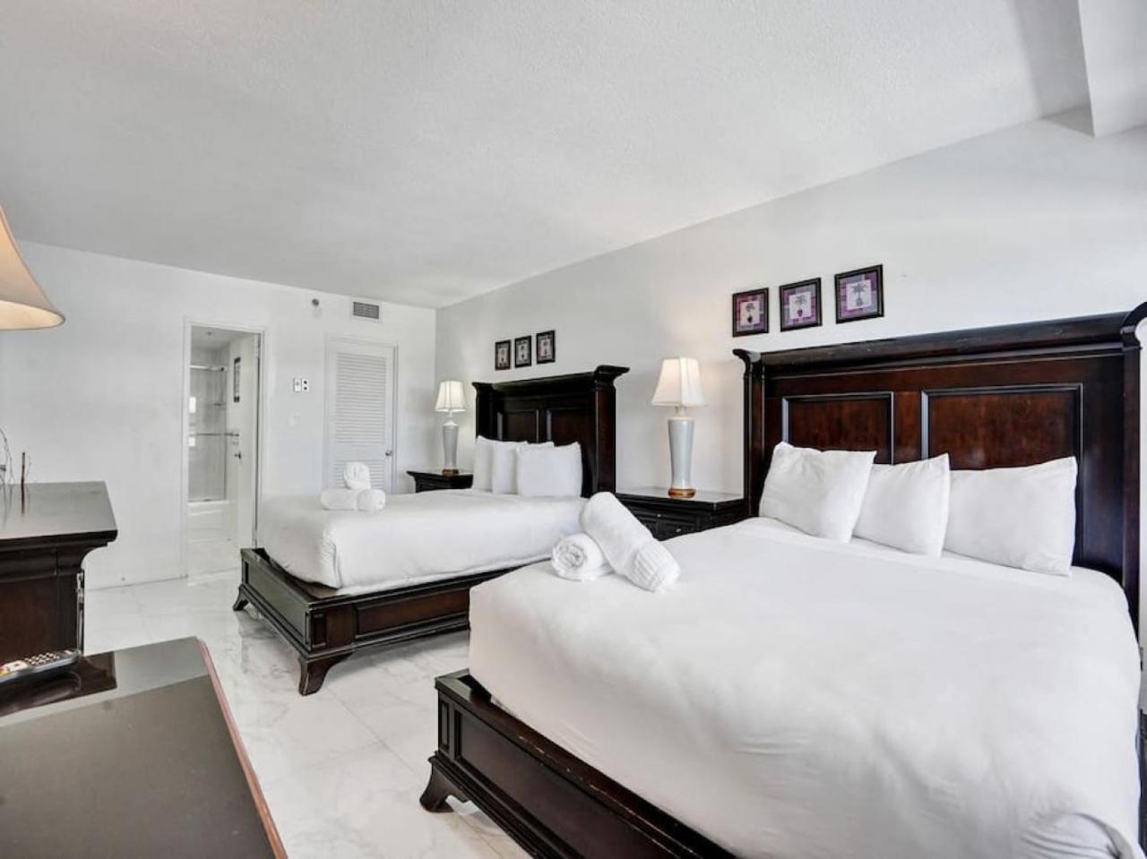 Stunning 2-bedroom With Exclusive Amenities, Pool And Gym 704 Apartment Miami Beach
