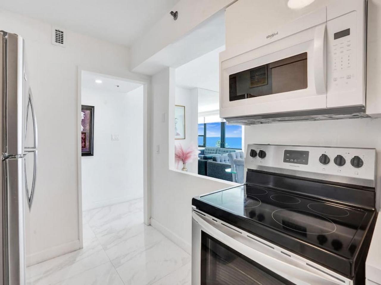 Stunning 2-bedroom With Exclusive Amenities, Pool And Gym 704 *