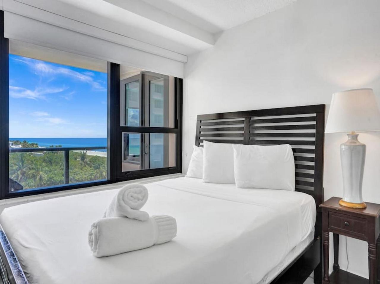 Stunning 2-bedroom With Exclusive Amenities, Pool And Gym 704 * Miami Beach