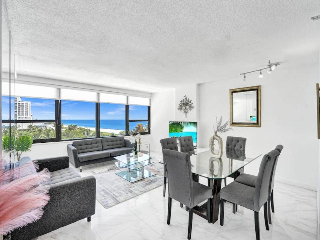 Apartment Stunning 2-bedroom With Exclusive Amenities, Pool And Gym 704