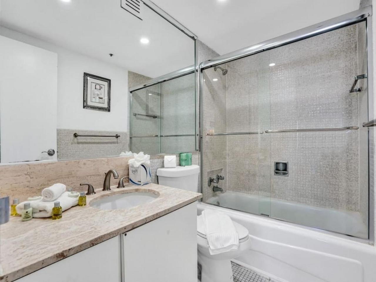 Apartment Stunning 2-bedroom With Exclusive Amenities, Pool And Gym 704 *