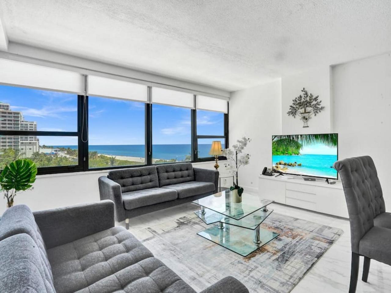 Stunning 2-bedroom With Exclusive Amenities, Pool And Gym 704 Apartment Miami Beach