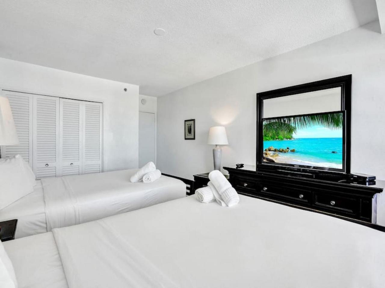 Stunning 2-bedroom With Exclusive Amenities, Pool And Gym 704 Miami Beach