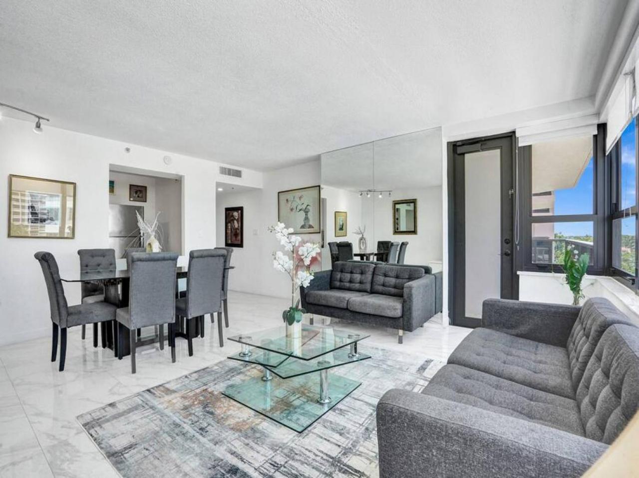 Stunning 2-bedroom With Exclusive Amenities, Pool And Gym 704 Apartment Miami Beach