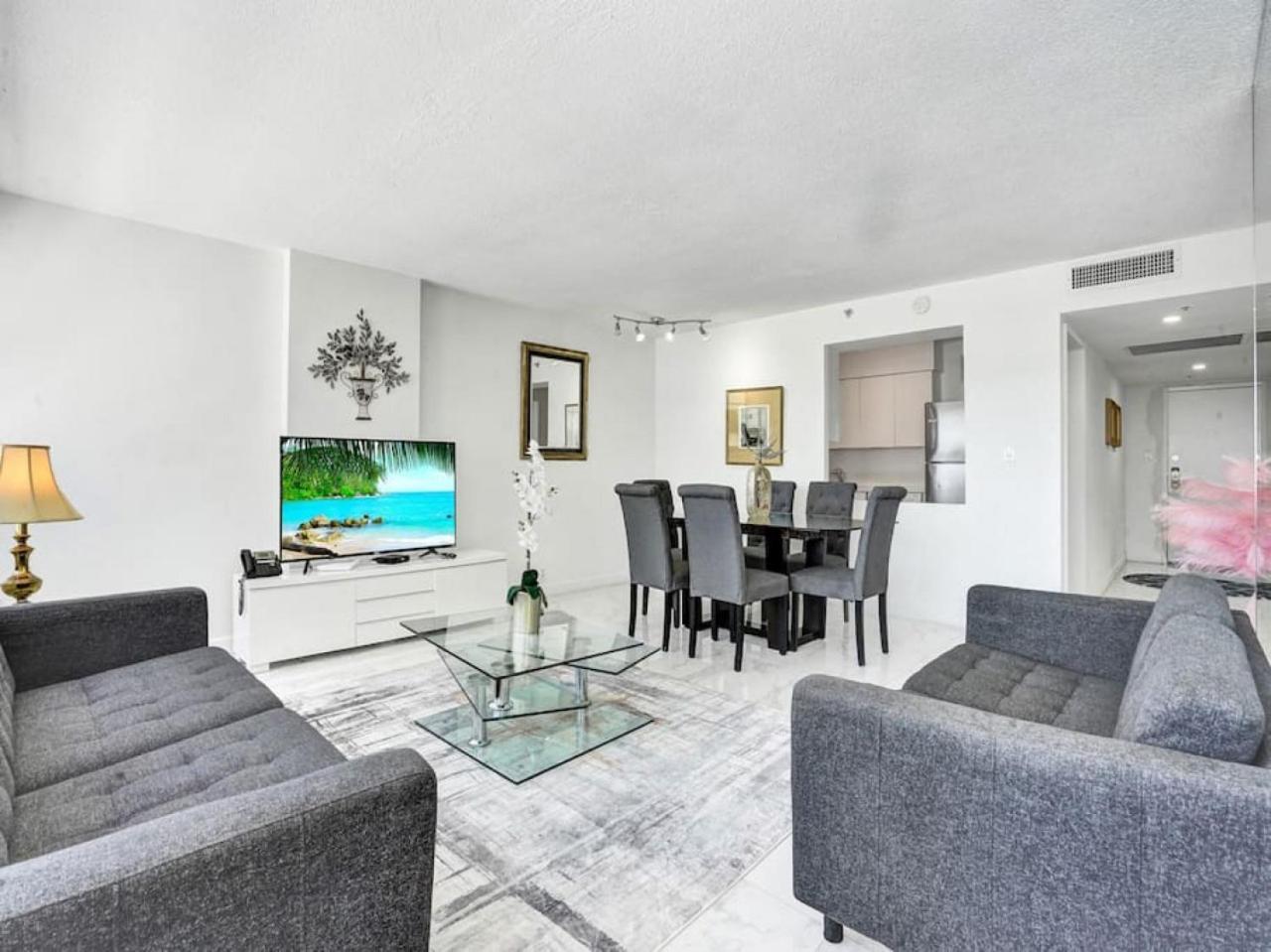Stunning 2-bedroom With Exclusive Amenities, Pool And Gym 704 *