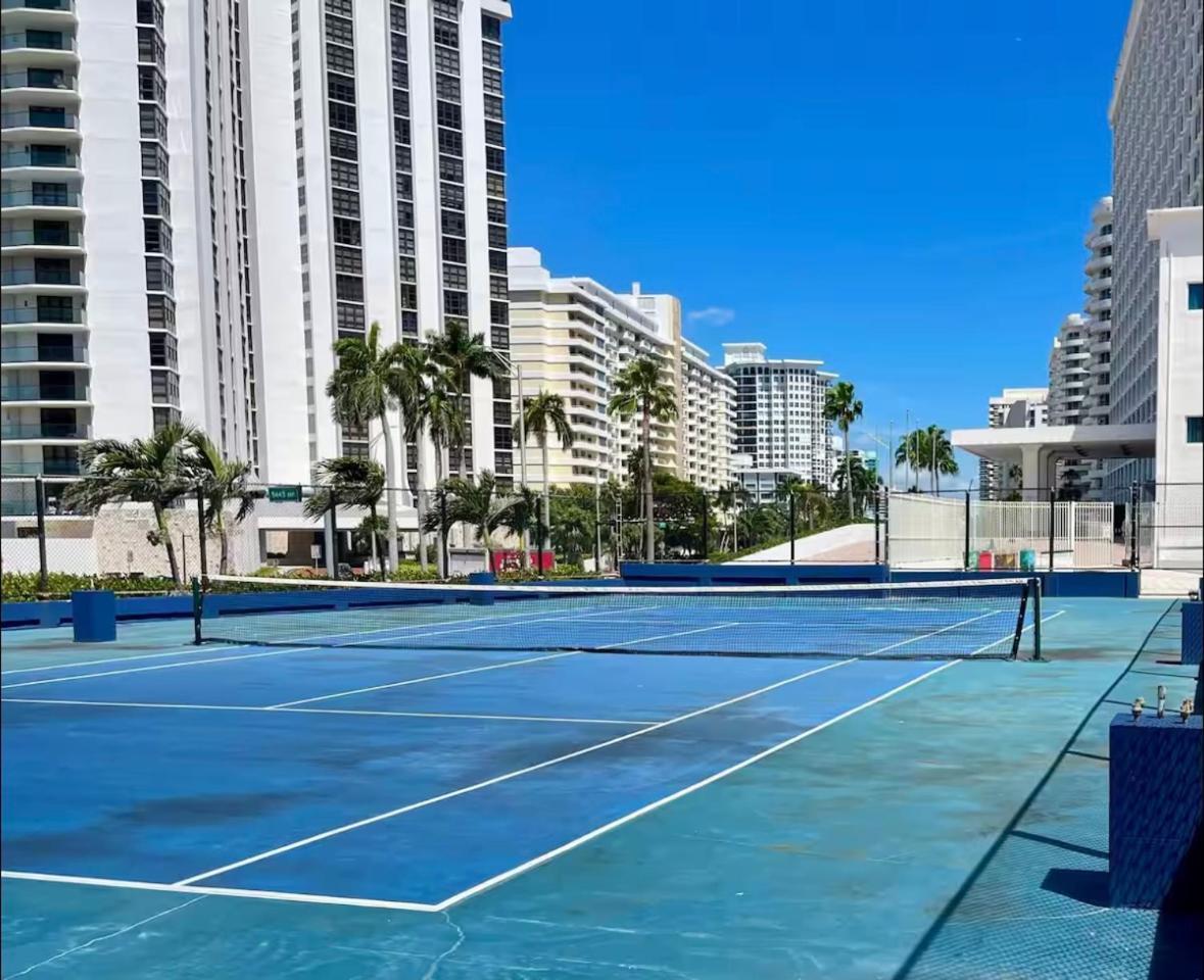 Beachfront Pool Gym Tennis Miami Beach! Apartment