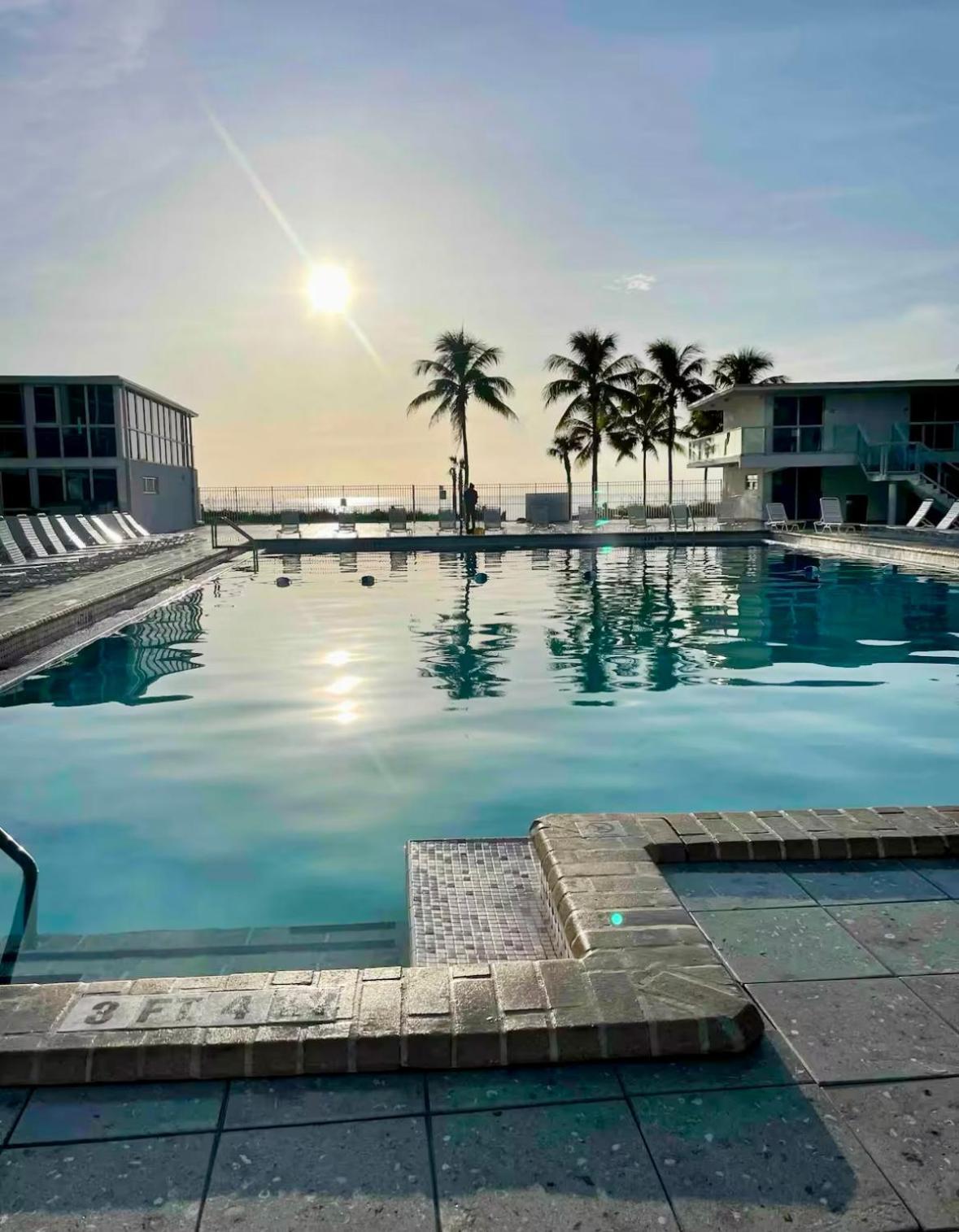 Beachfront Pool Gym Tennis Miami Beach! Apartment *
