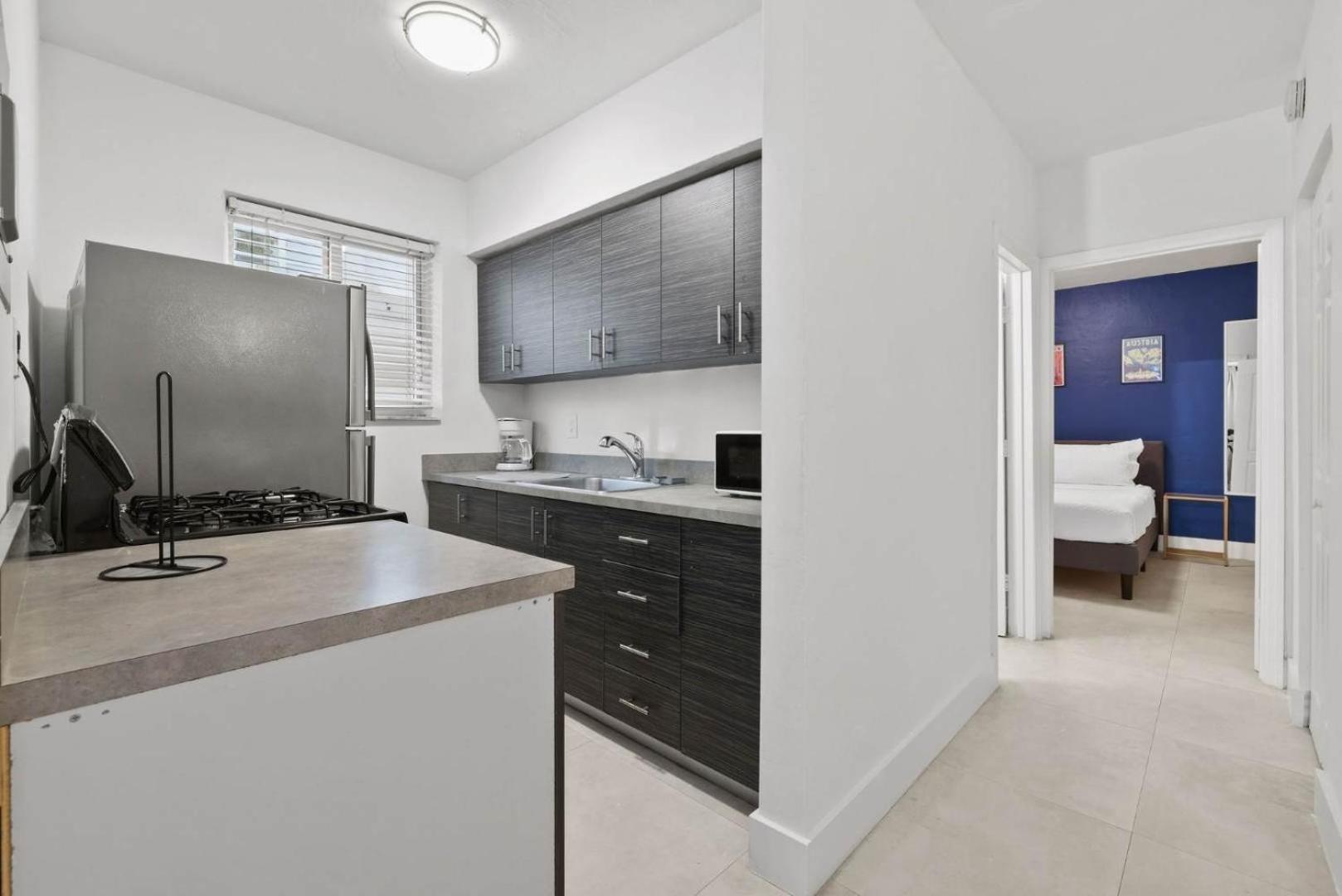 Coastal Retreat 6 Guests Miami Apartment