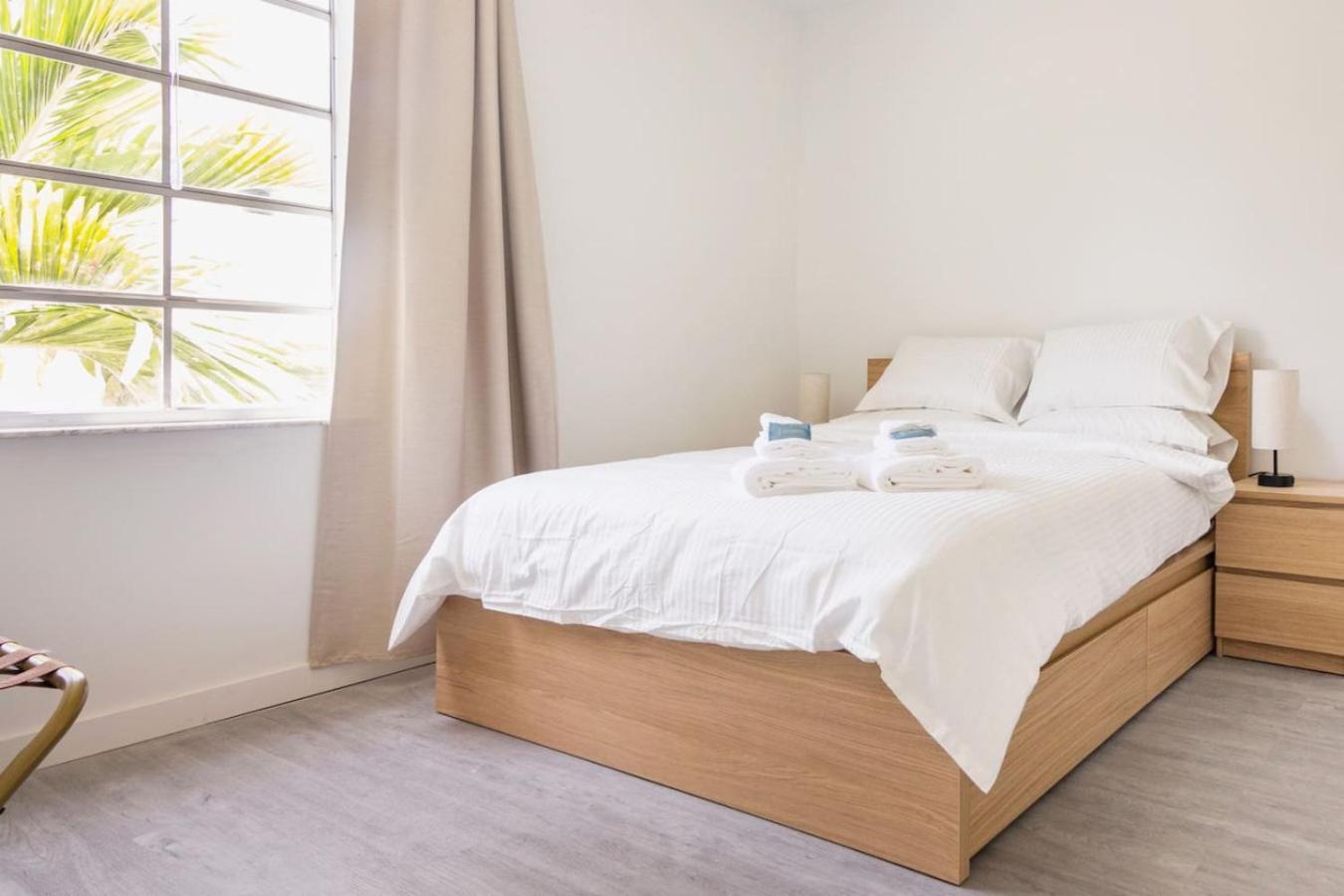 2 Bdr And 1 Bth Chic And Cozy On Collins Ave *
