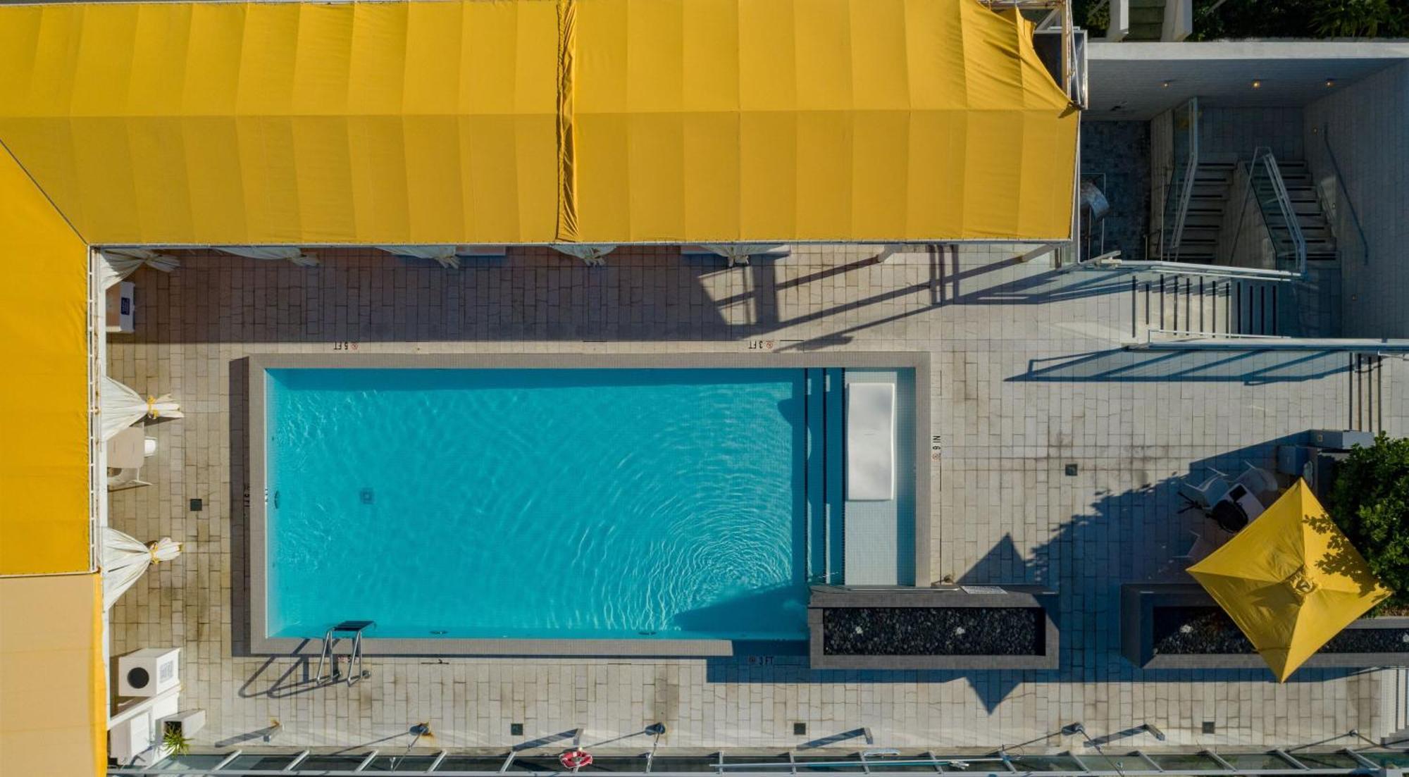 Leslie Ocean Drive Hotel 4*