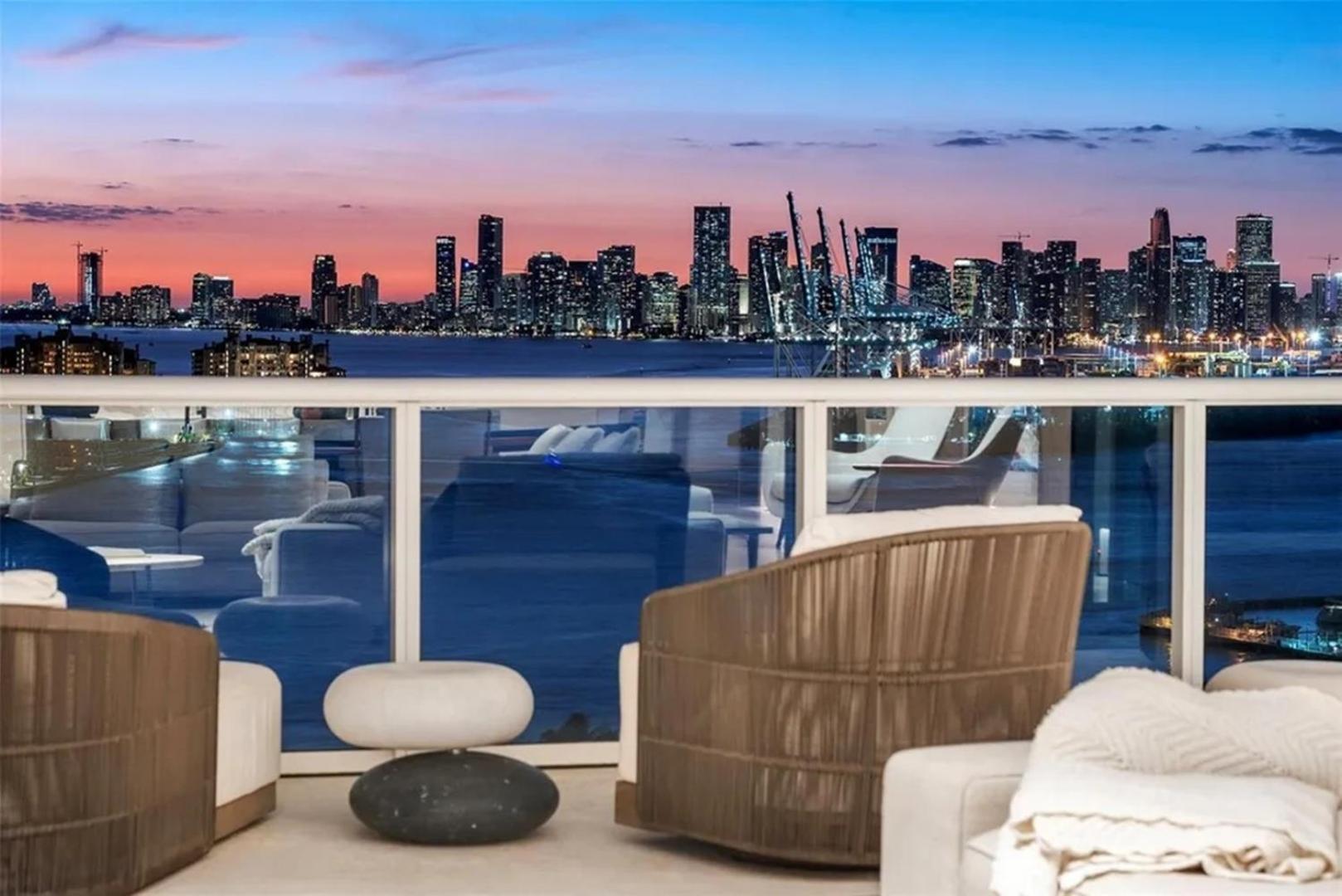 Exquisite Double-unit With Oceanfront Views Apartment