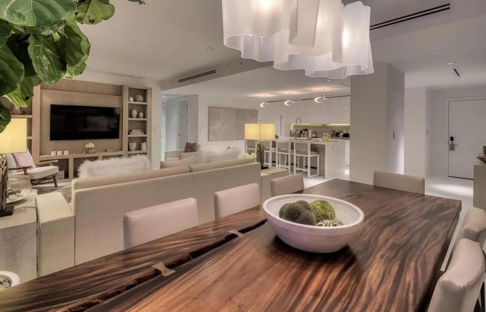 Modern 4-bedroom Oceanfront Apartment