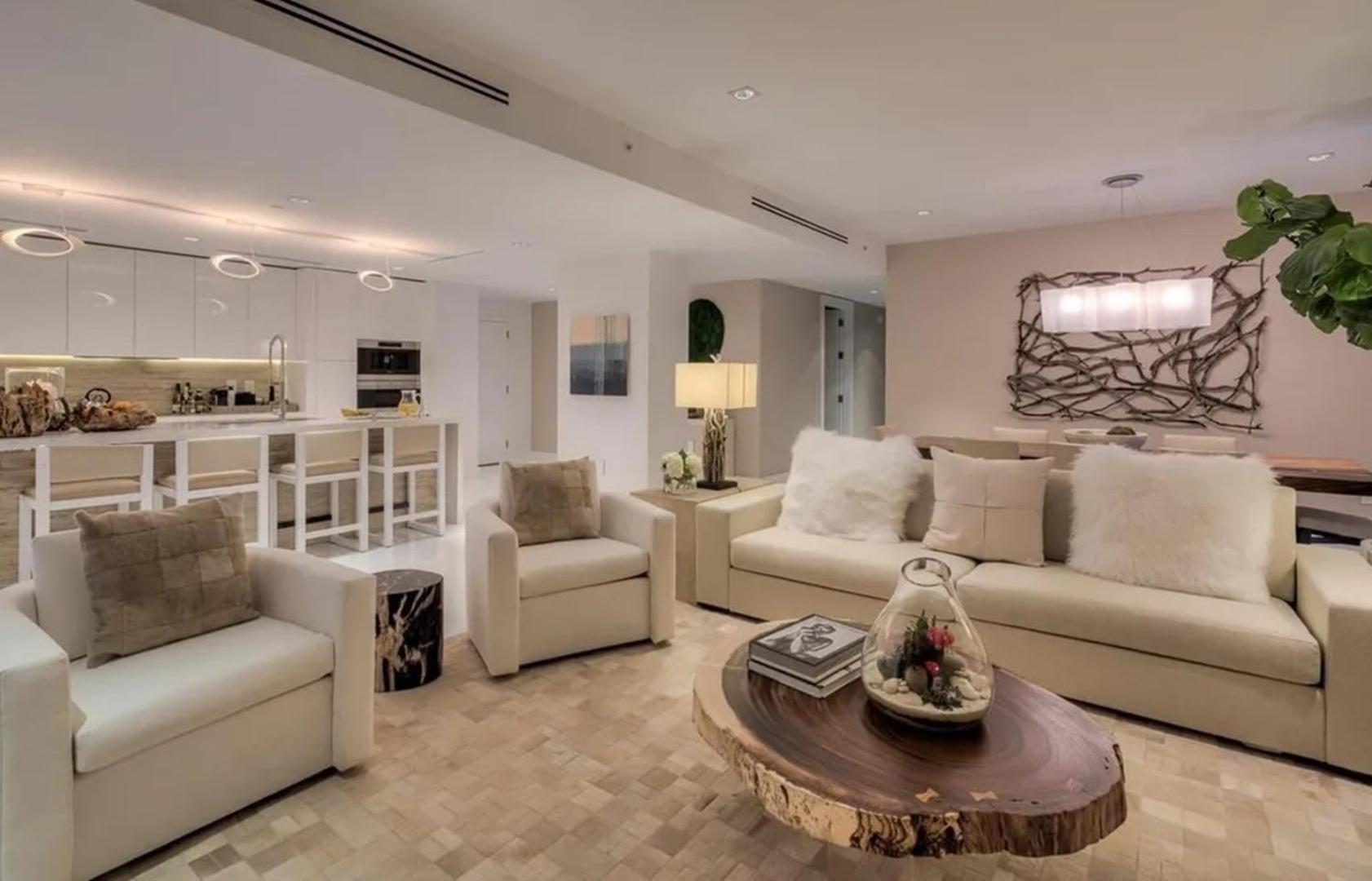 Modern 4-bedroom Oceanfront Apartment *