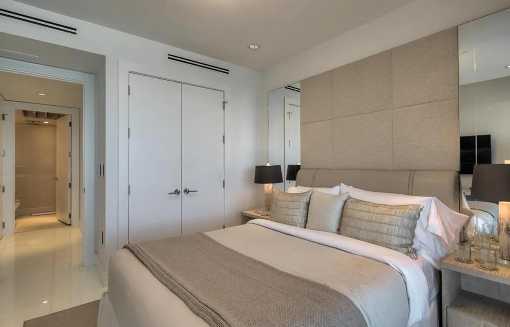 Modern 4-bedroom Oceanfront Apartment *