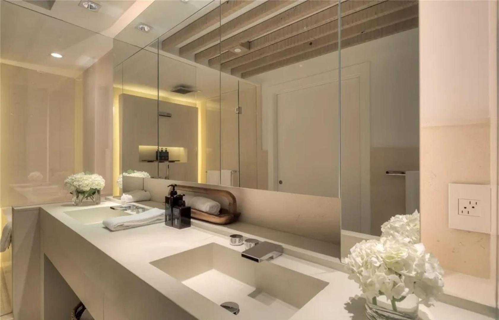 Modern 4-bedroom Oceanfront Apartment Miami Beach