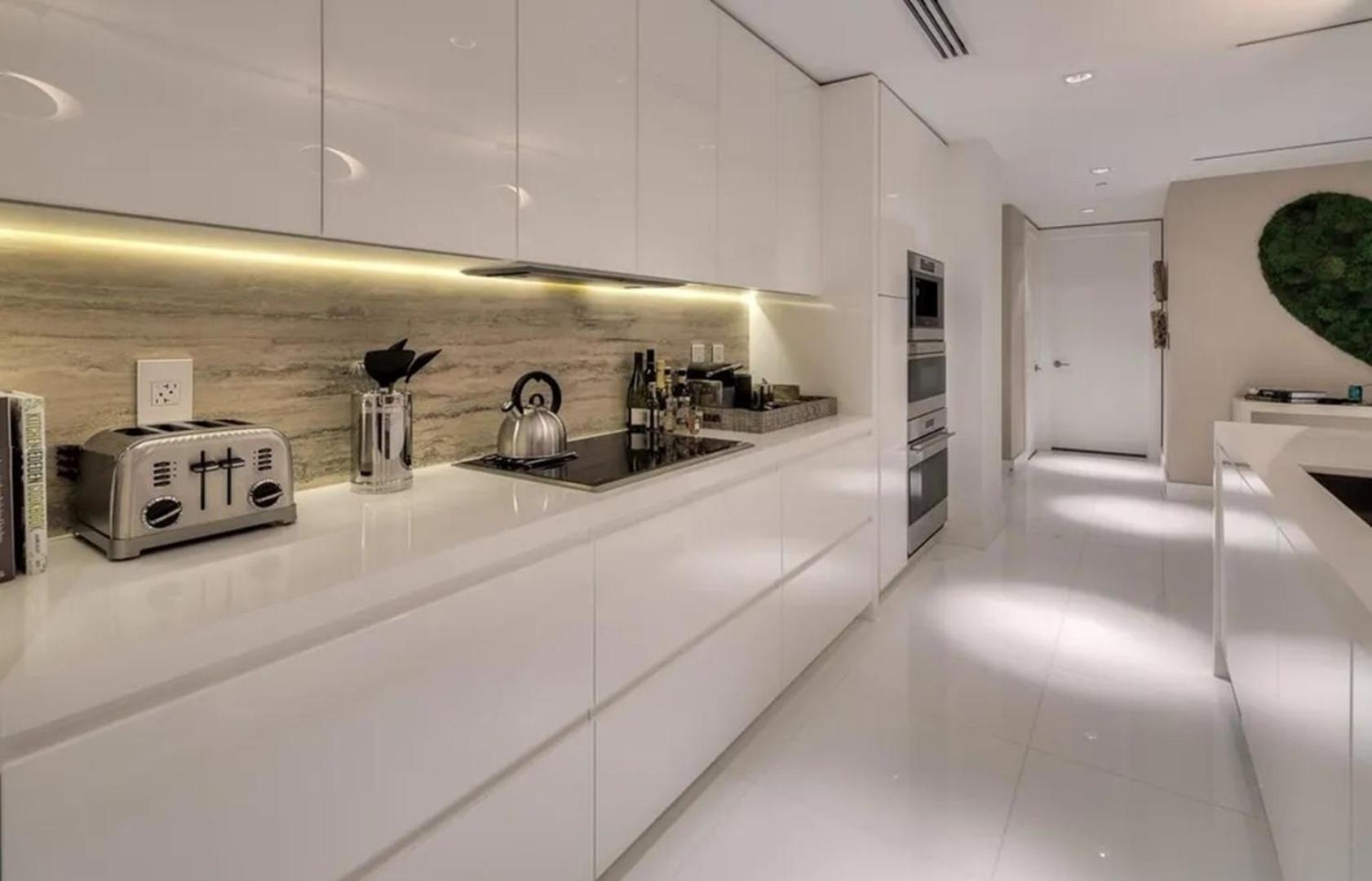 Modern 4-bedroom Oceanfront