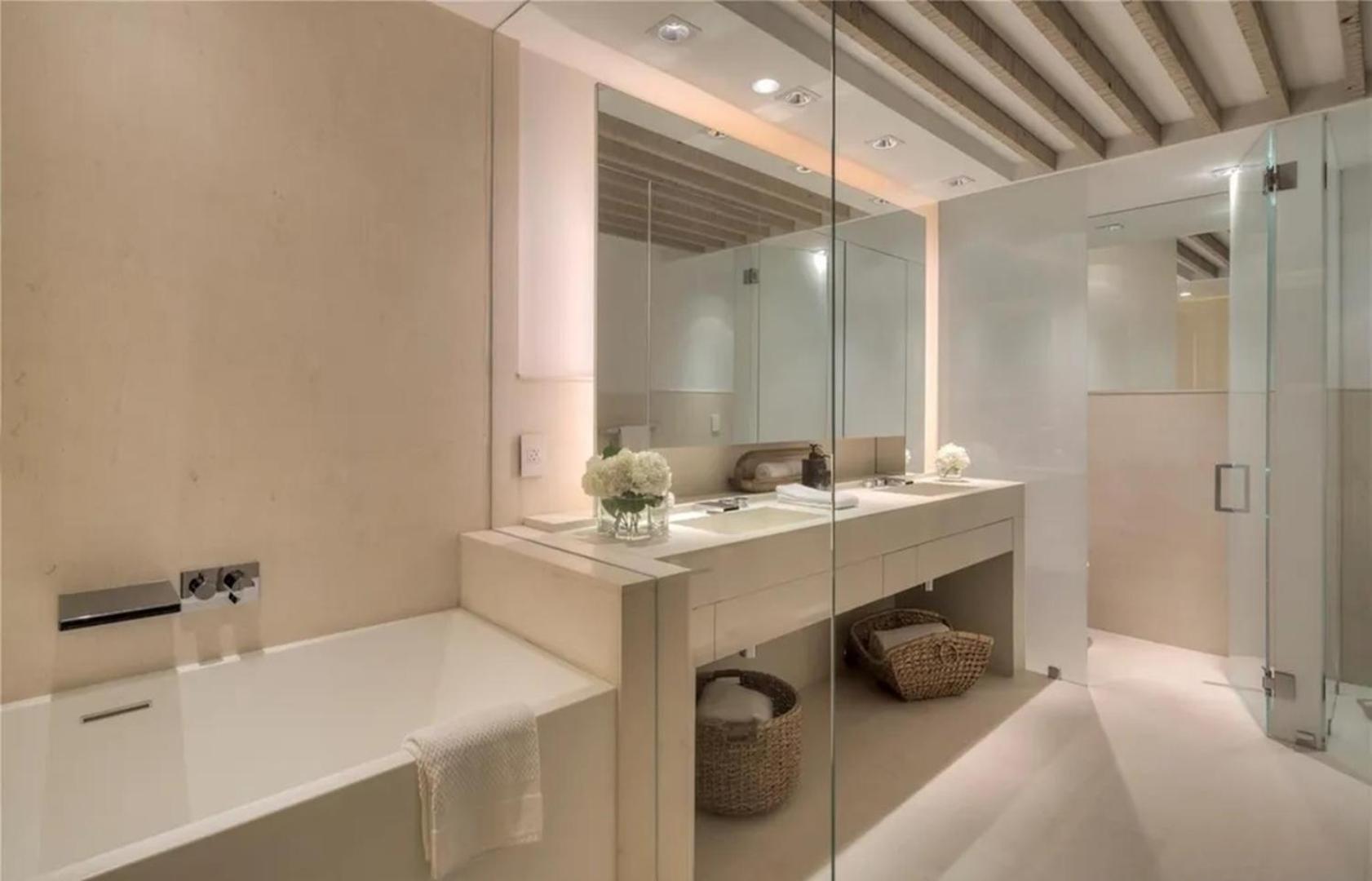 Modern 4-bedroom Oceanfront Apartment