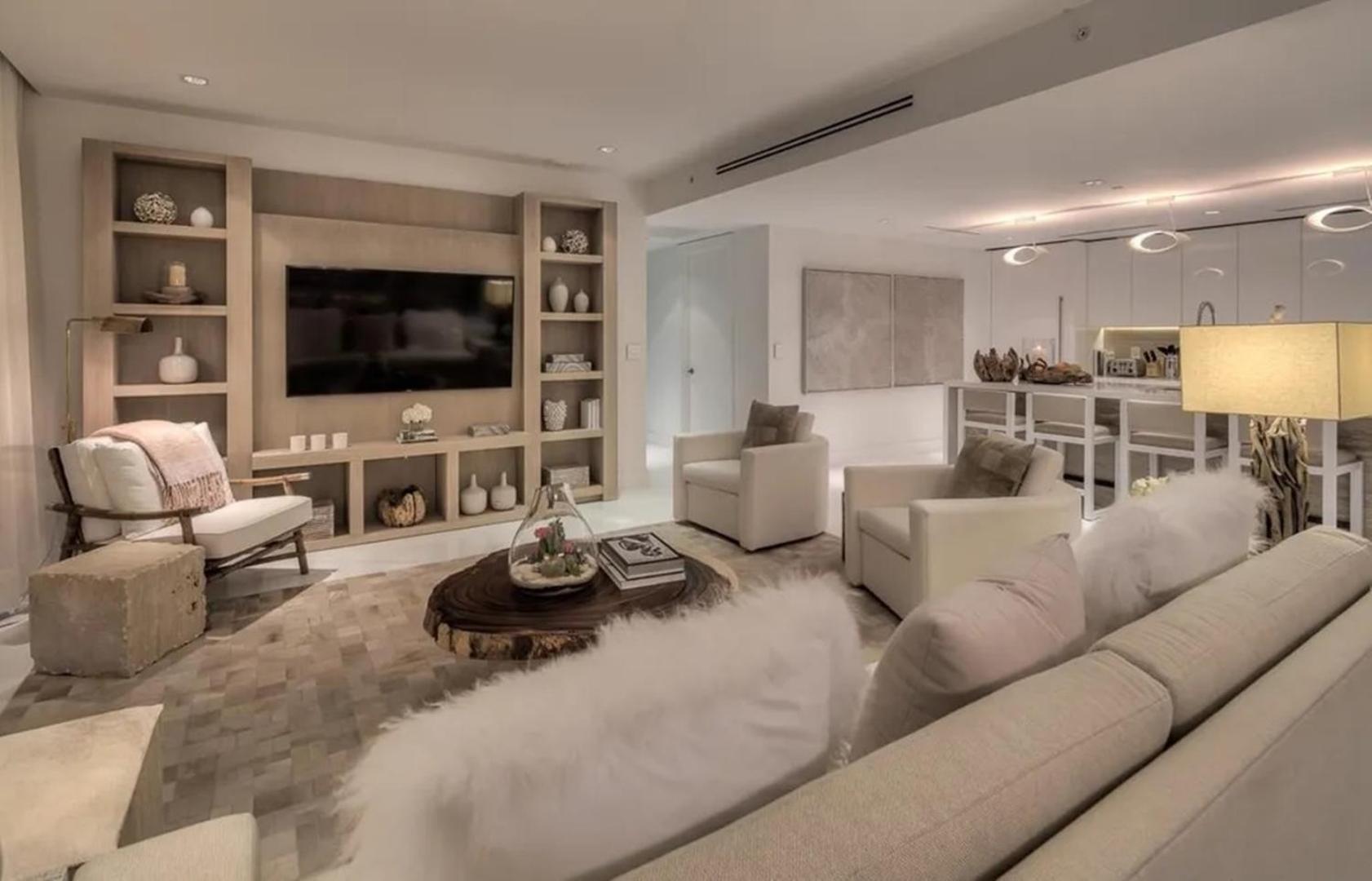Modern 4-bedroom Oceanfront Apartment *