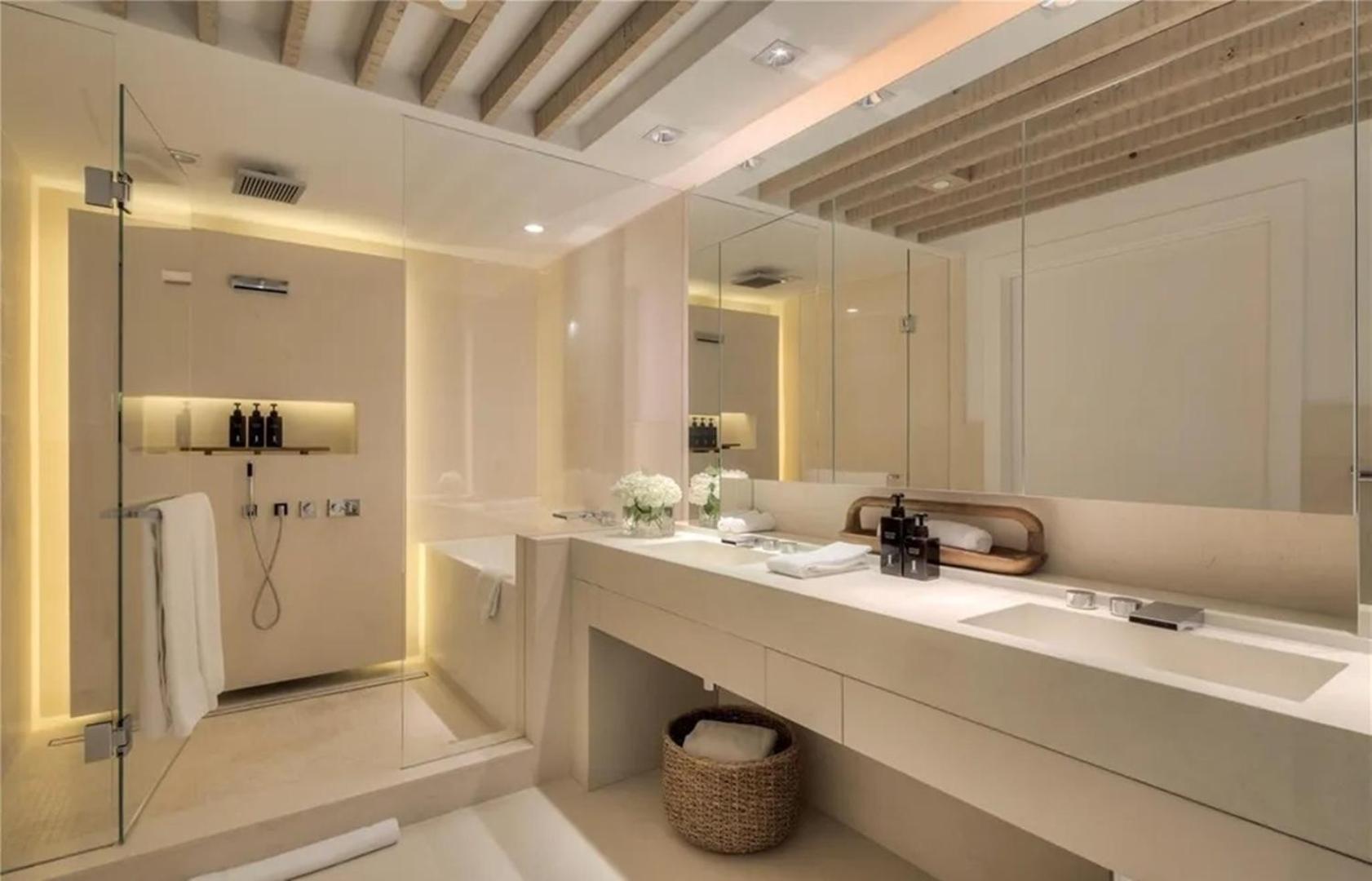 Modern 4-bedroom Oceanfront *