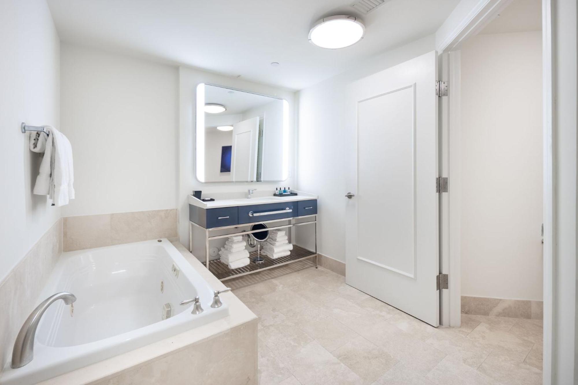 Apartment Fontainebleau Ocean View Fits 6! 1 Bed/2 Ba