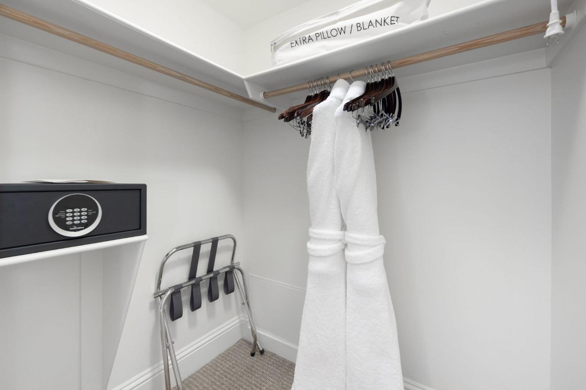 Fontainebleau Ocean View Fits 6! 1 Bed/2 Ba *